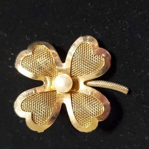 Coro Mesh 4 Leaf Clover With Pearl BroochVintage Gold Tone Pin Luck O' the Irish